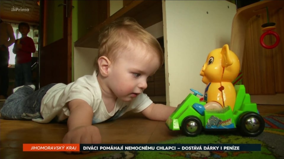 DIVÁCI POMÁHAJÍ NEMOCNÉMU CHLAPCI – DOSTÁVÁ DÁRKY I PENÍZE